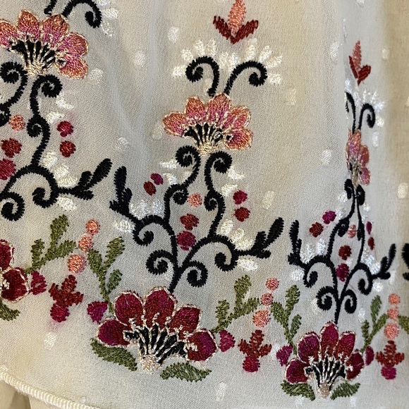 White House Black Market Off-Shoulder Top with Floral Embroidery Bell Sleeve XXS - Picture 3 of 8